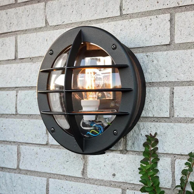 Außen-Wandleuchte Oden mit Steckdose Schwarz, opales Acrylglas
