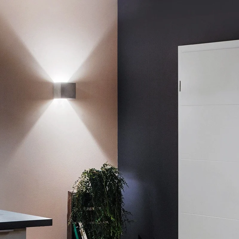 s.luce Plinth Wandleuchte aus Beton Grau